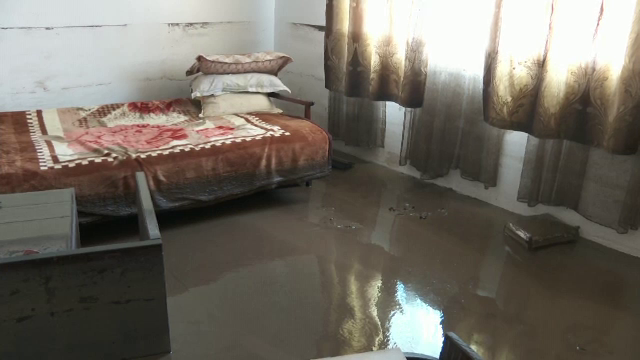 „Am muncit o viață și ne-a luat tot apa”. Morți și mii de case distruse după inundațiile catastrofale din Galați