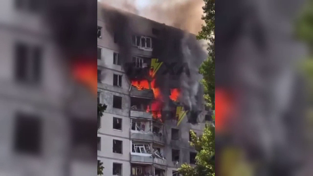 Zeci de victime după ce rușii lui Putin au bombardat un bloc de locuințe din Harkov. Ce va urma în războiul din Ucraina