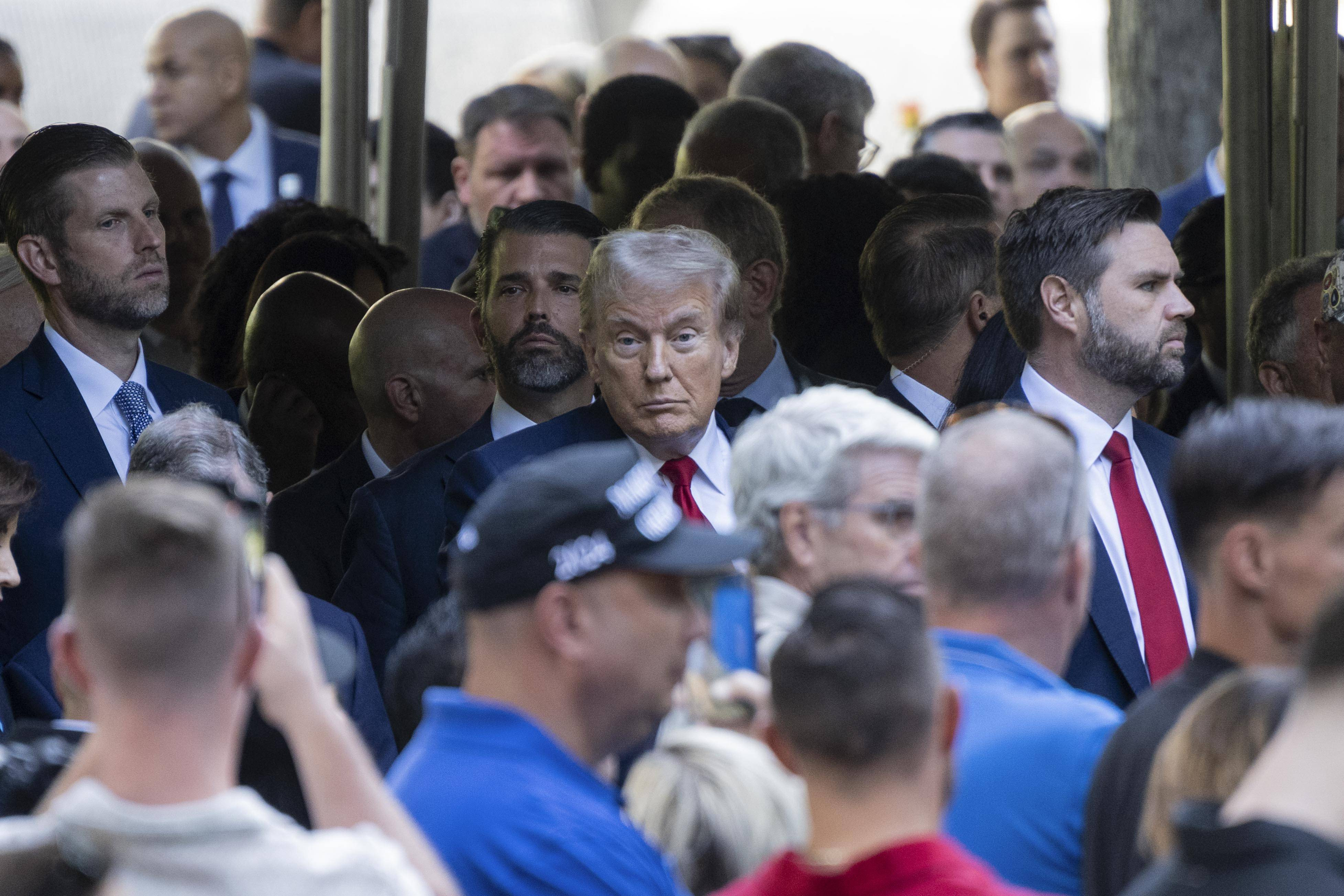 FBI anchetează ”o presupusă tentativă de asasinat” asupra lui Donald Trump. Un bărbat a fost arestat. Ce avea asupra lui