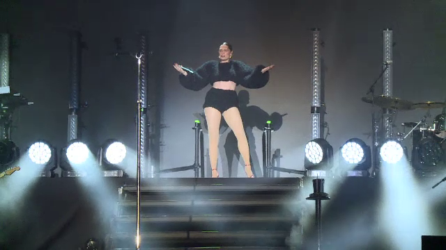 Jessie J a făcut un show incendiar la București. Mii de oameni au cântat și dansat alături de artistă. „Ne place la nebunie”