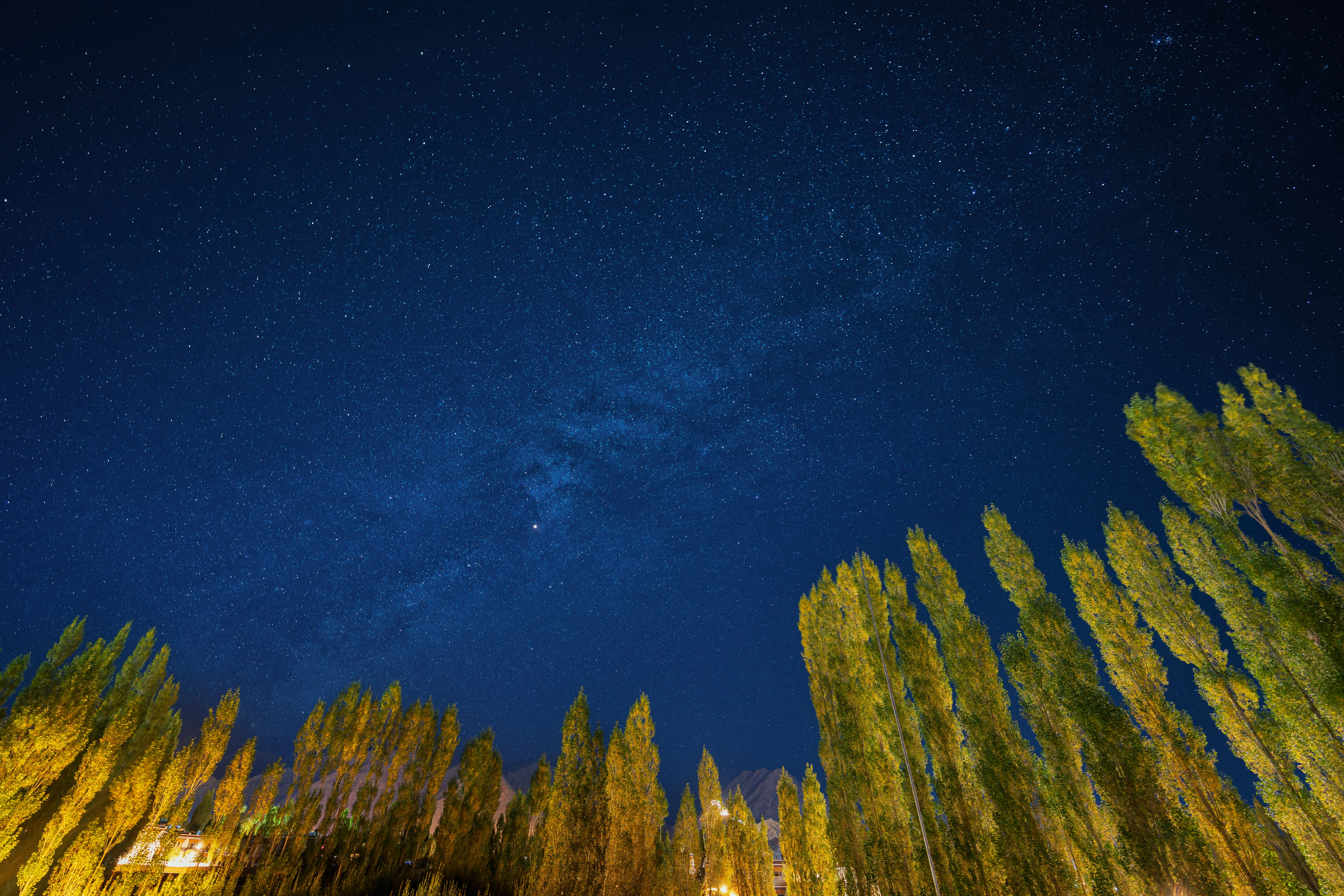 Spectacol pe cerul României, vineri noapte. Astronom: „Luna va trece peste stelele cele mai strălucitoare”