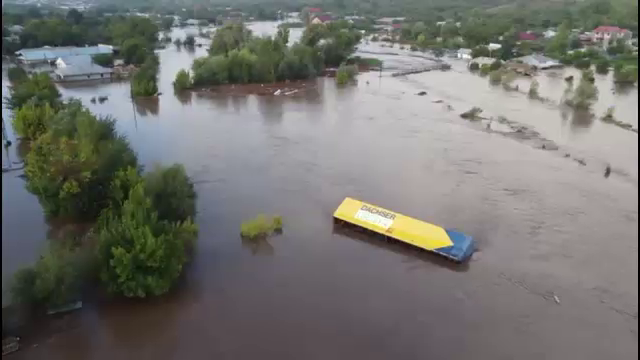 Românii se mobilizează pentru a-i ajuta pe sinistrați. Guvernul promite și el că apelează la „fondul de urgență”