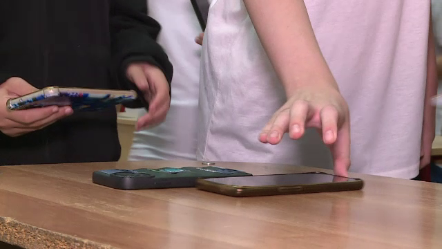 Cum încearcă școlile din România să interzică telefoanele mobile în clasă. Ce măsuri au luat alte state