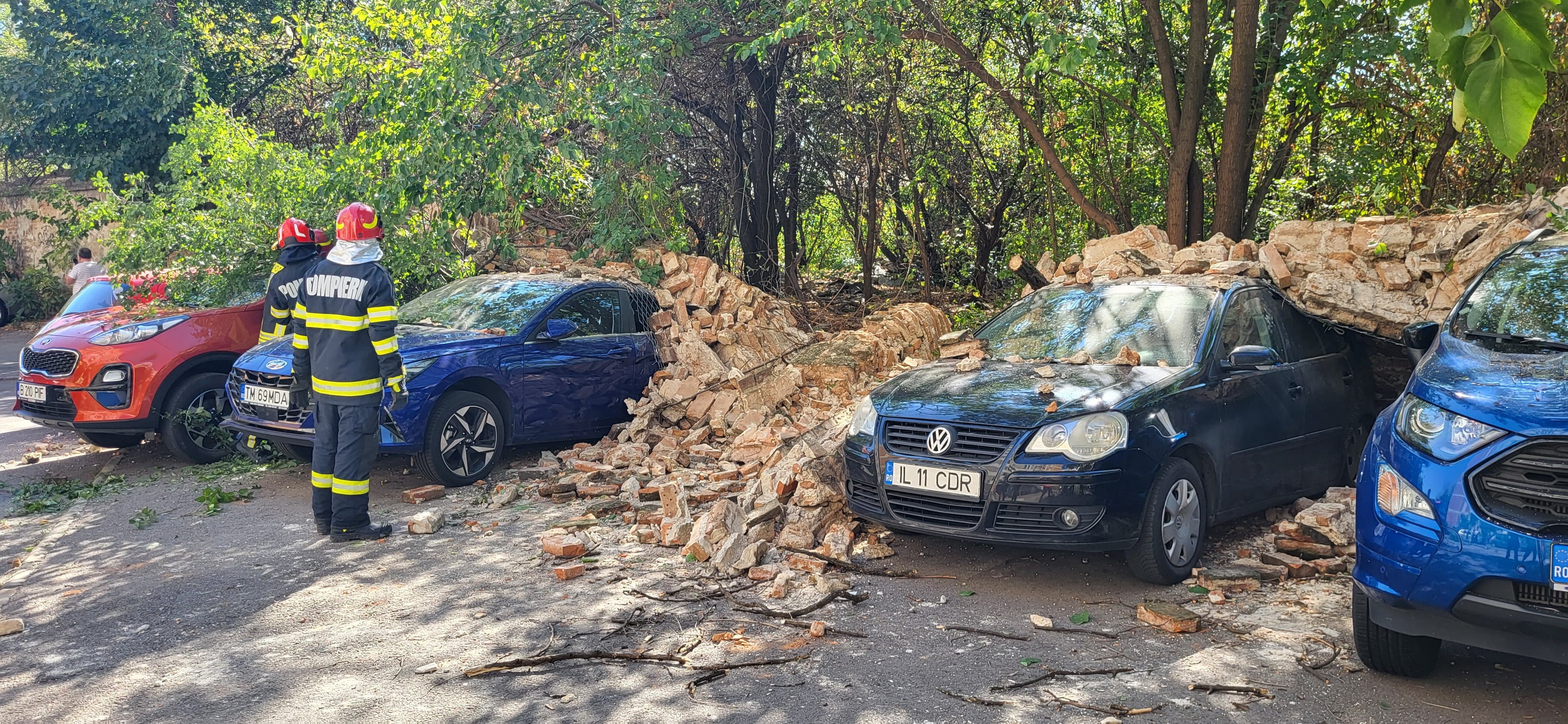 Un zid al Conacului Dudești din Capitală s-a prăbușit peste opt mașini. Construcția datează din 1759