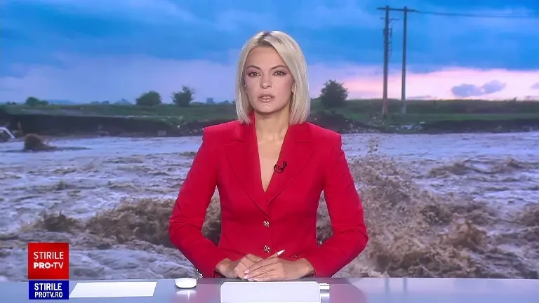 Inundațiile cuprind toată Moldova. O mașină cu doi copii mici a căzut într-o groapă căscată în centrul Sucevei