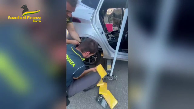 Român prins cu portbagajul plin de cocaină în Italia dintr-o prostie. De ce l-au oprit polițiștii