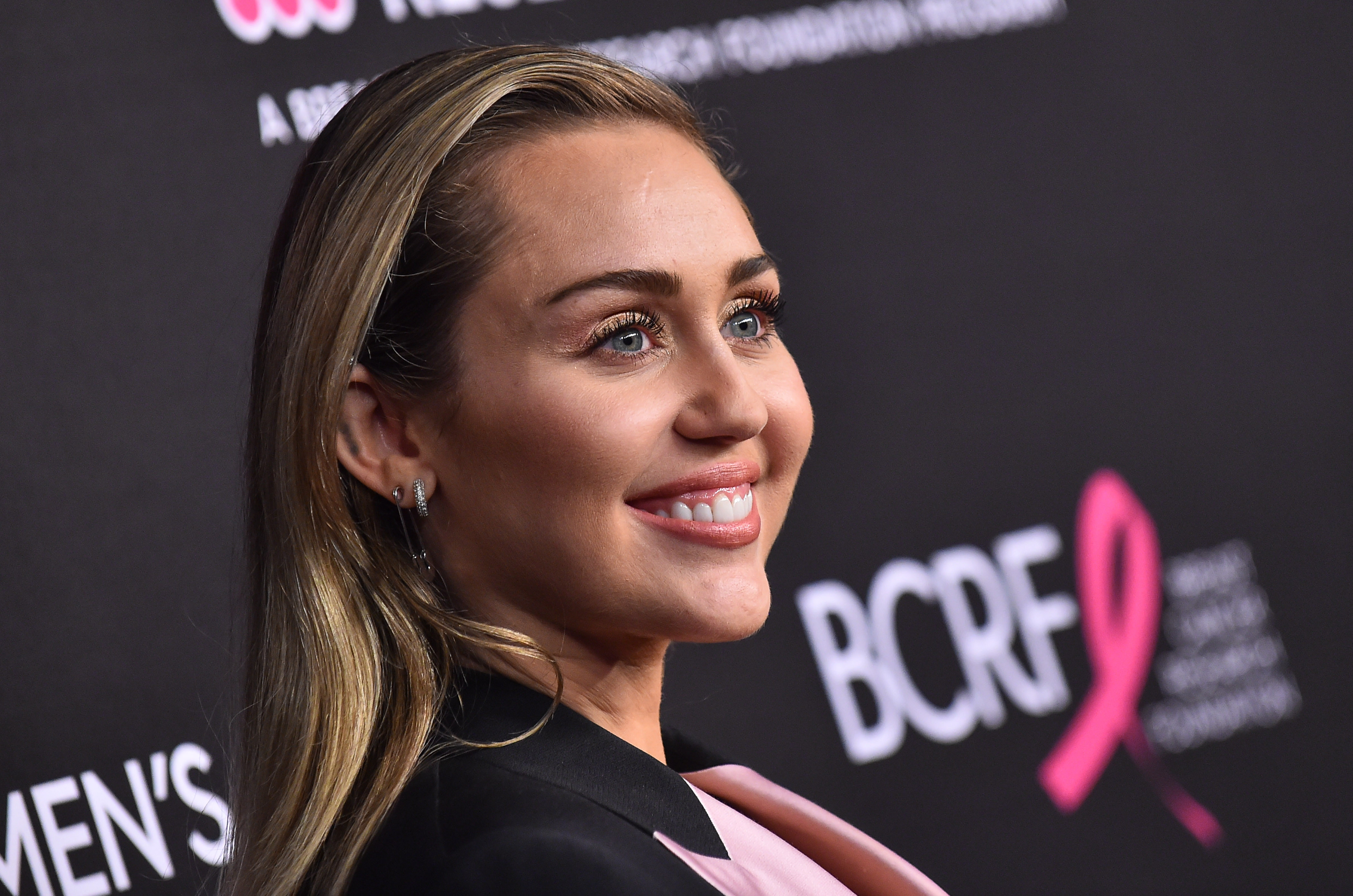Miley Cyrus, dată în judecată pentru hitul „Flowers”. Artistei i s-ar putea interzice să mai cânte piesa