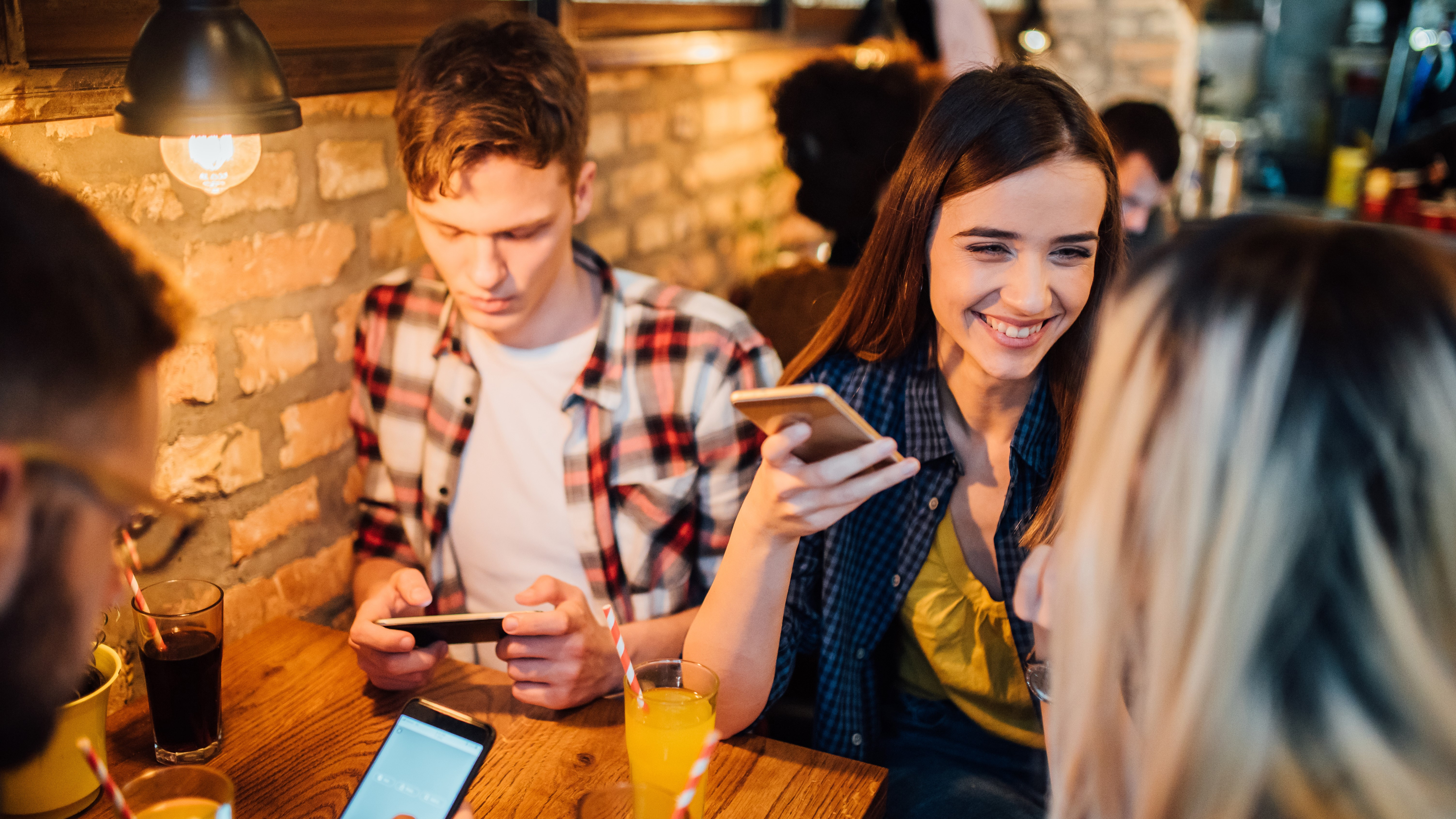 Candidații la prezidențiale „se luptă” pe TikTok ca să aducă Generația Z la vot. Cine se descurcă cel mai bine