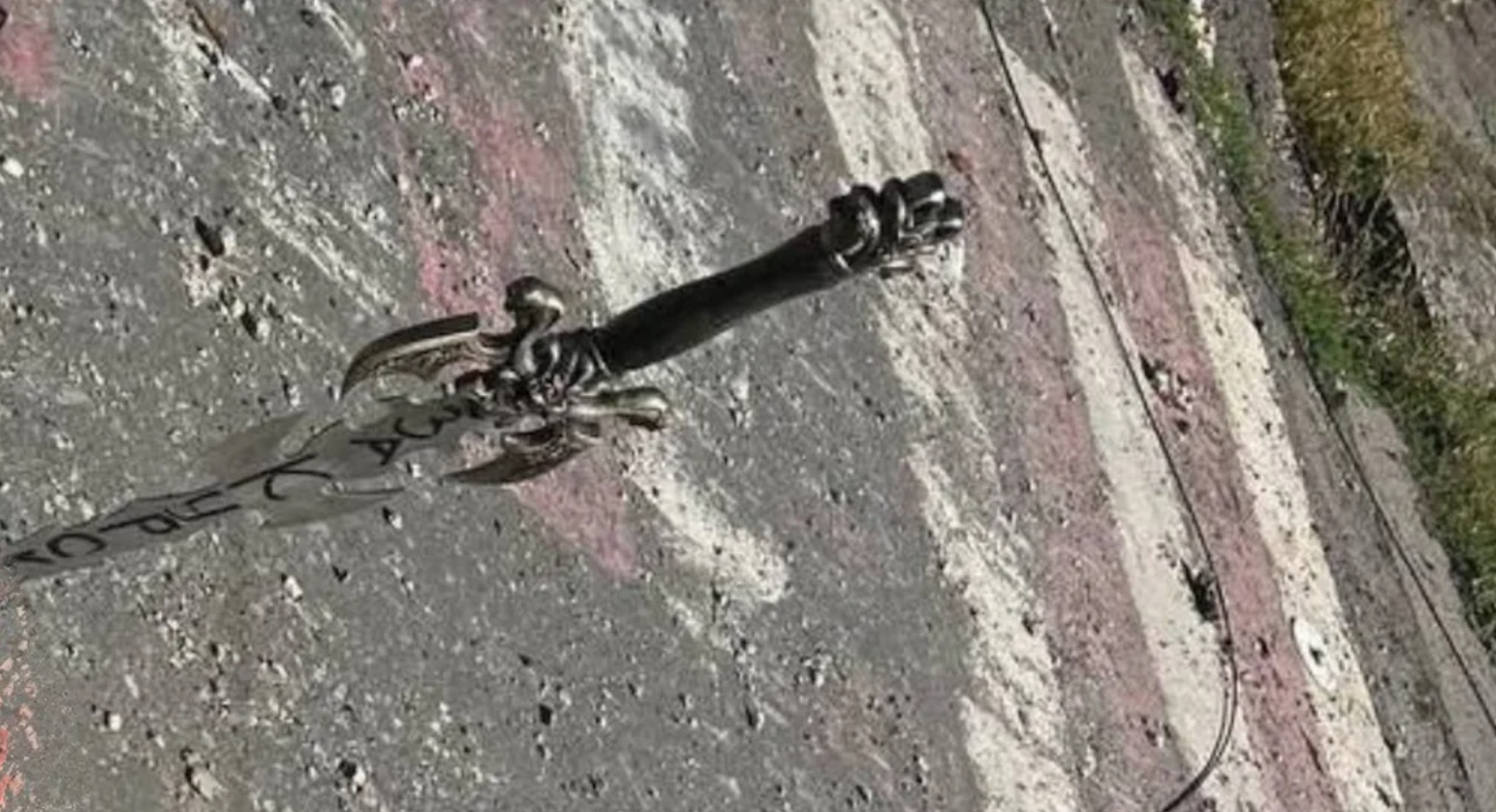 ”Act de barbarism extrem”. Kievul investighează o presupusă execuție a unui soldat ucrainean cu o sabie medievală