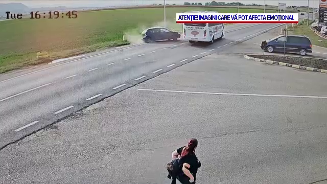 VIDEO. Momentul în care o șoferiță nu se asigură și e lovită de un autocar. În mașină se aflau și doi copii fără centură