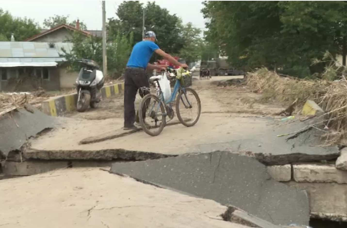 Sinistrații din Galați au început cu greu să-și curețe casele. Localnică: „La găleată car de trei zile, o roabă mă ajută”