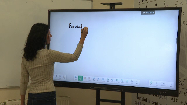 Dascălii au probleme cu folosirea noilor table inteligente: ”Pe mine m-au învățat elevii”. Motivul pentru care unii le refuză