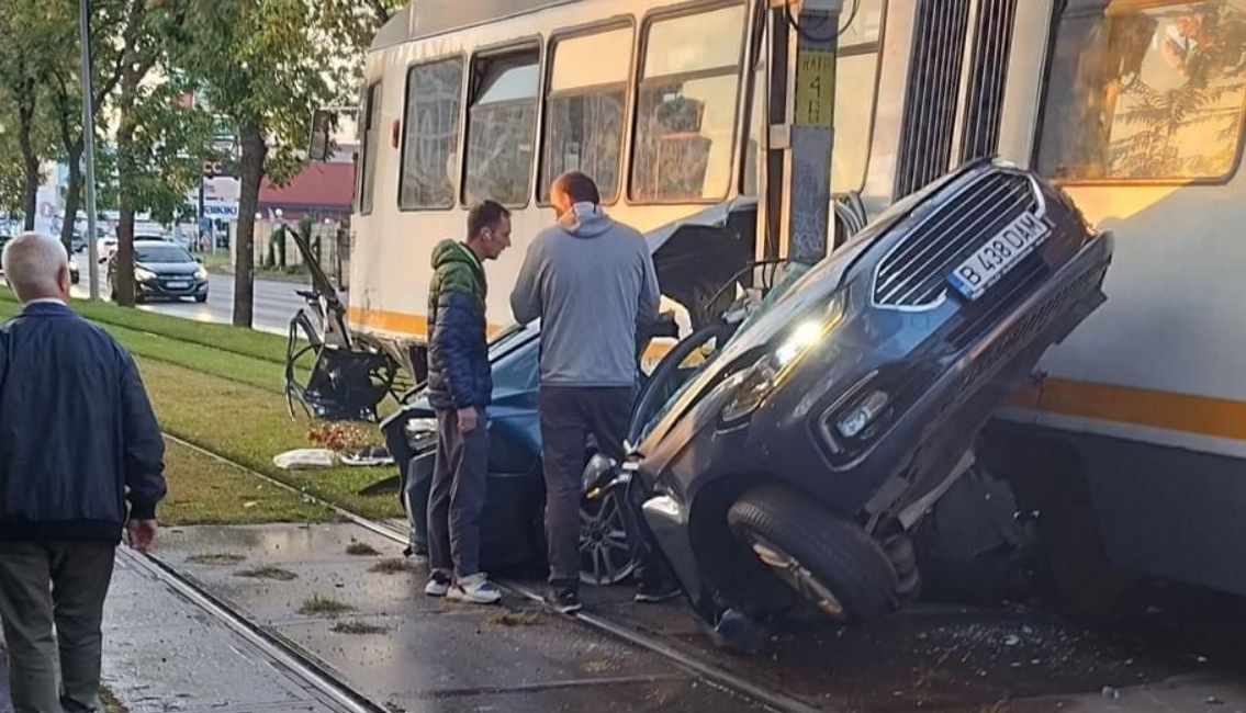 Un șofer a murit după ce a virat la stânga prin fața tramvaiului, în București. Vatmanul ar fi consumat substanțe psihoactive