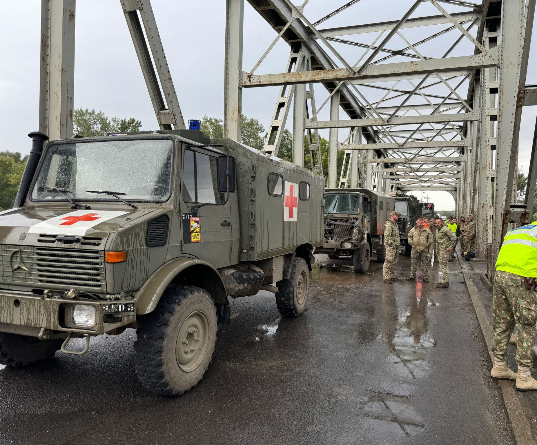 Două vehicule militare s-au ciocnit pe o șosea din Brăila. Doi militari belgieni au fost răniți