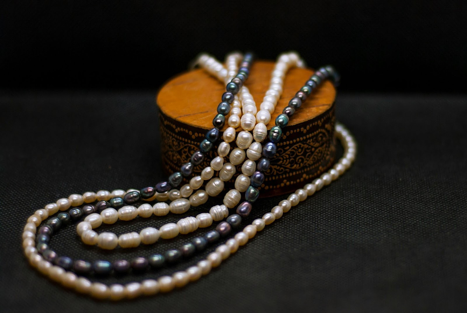 (P) Perlele mini baroque: Ce sunt și cum le poți purta