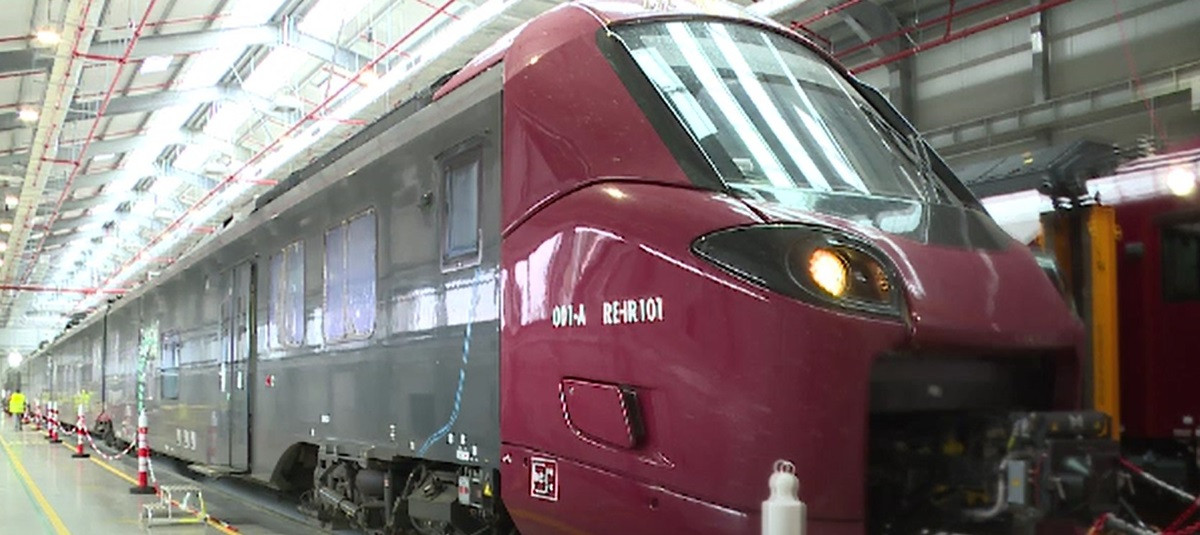 Primul tren electric cumpărat de România în ultimii 40 de ani, „bombardat" cu pietre înainte de a intra în circulație