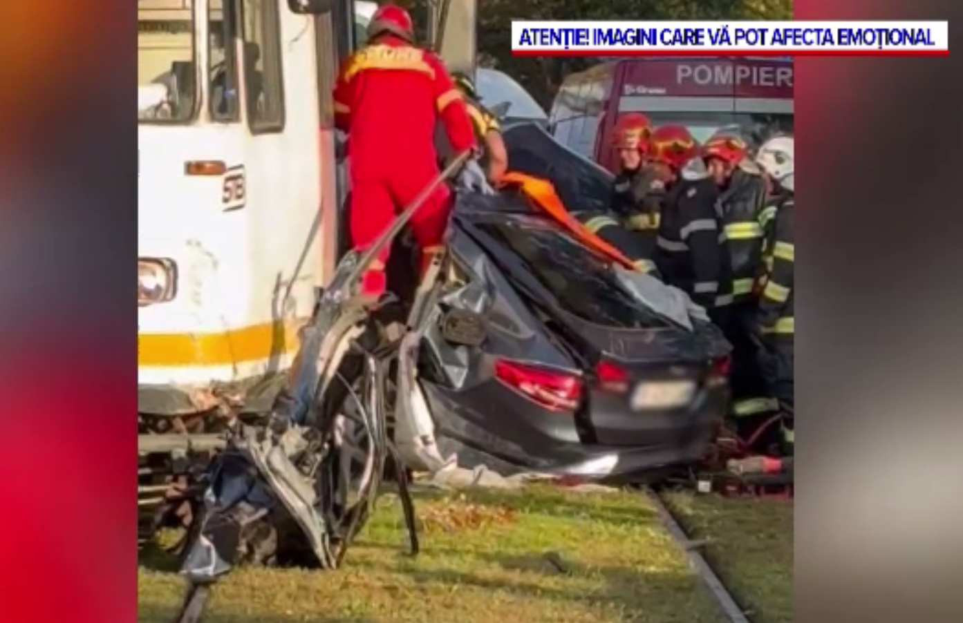 ANIMAȚIE GRAFICĂ. Cum s-a produs accidentul teribil cu mașina strivită de tramvai. Șoferul n-a avut nicio șansă