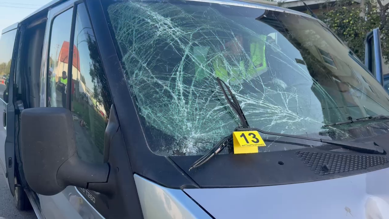 Un bărbat și fiica lui de 15 ani au fost grav răniți după ce au fost loviți pe trecerea de pietoni, în Sibiu. Fata e intubată