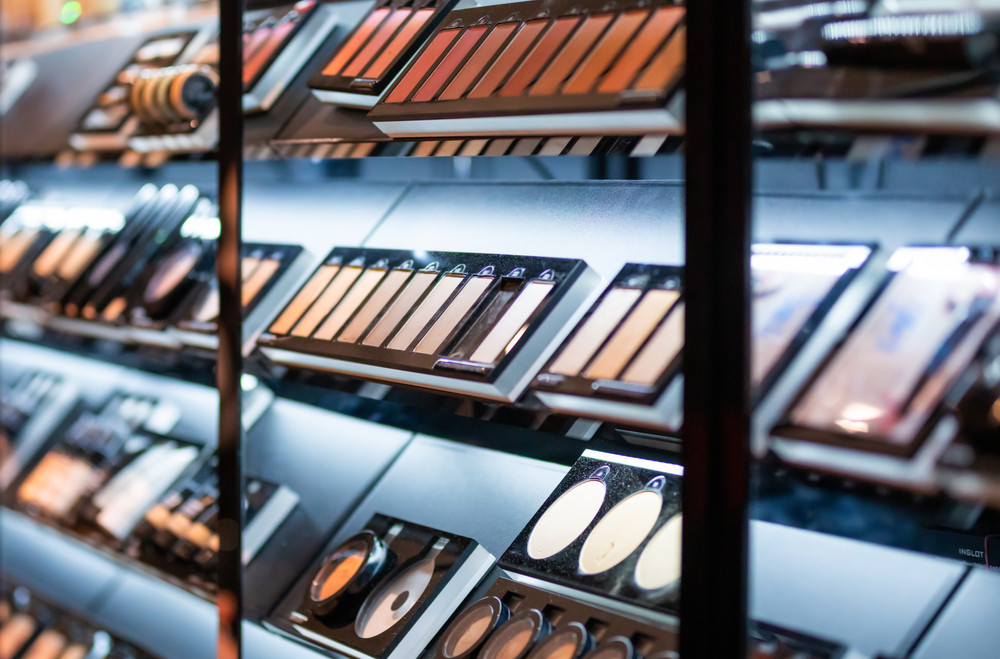 Jaf într-un magazin de cosmetice din Dolj. Un adolescent și trei femei i-au ameninţat pe angajaţi și au furat produse