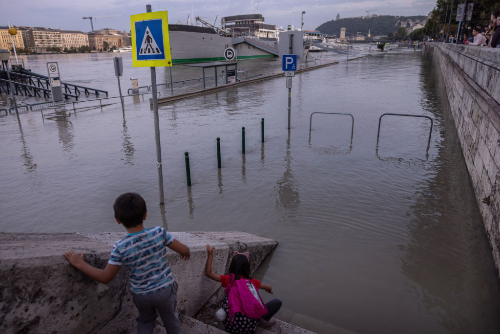 Inundații istorice la Budapesta, semnele de circulație au dispărut sub apă. Când este așteptată viitura Dunării și în România