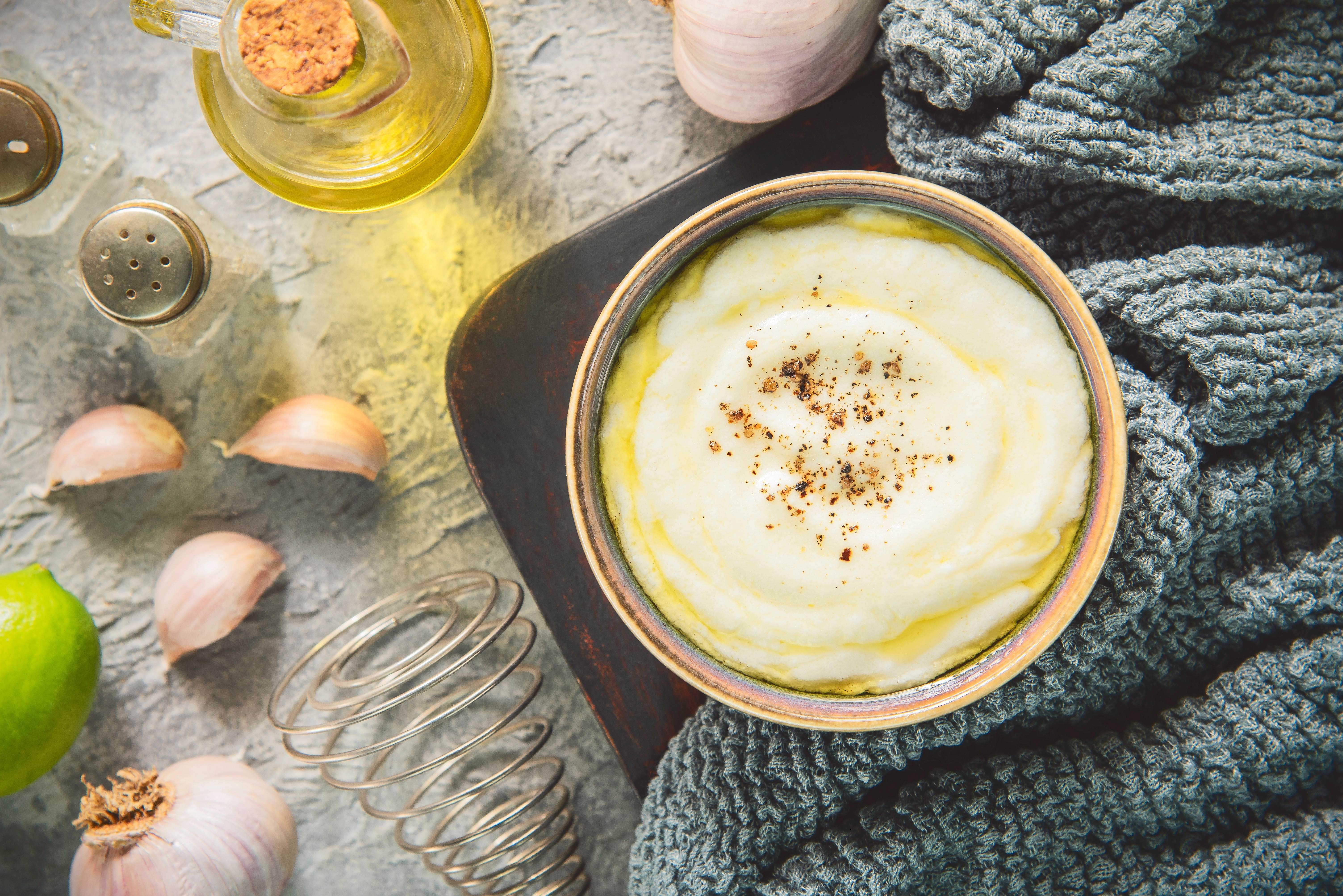 Aioli – rețetă tradițională de sos de usturoi din bucătăria mediteraneană. Cum se prepară acest sos