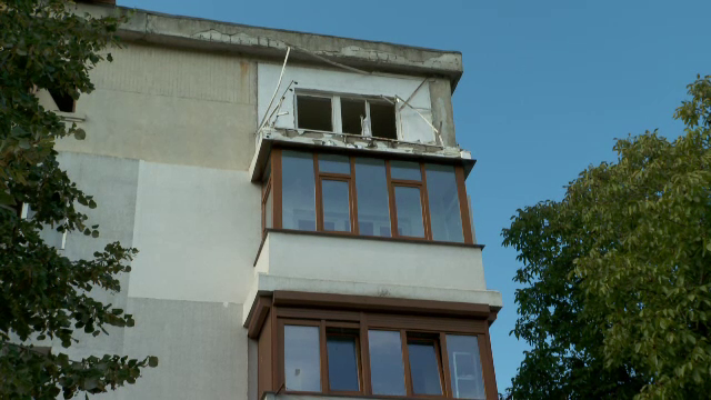 Dezastru într-un bloc din Adjud după după o explozie la 4 dimineața. O persoană a fost scoasă de sub dărâmături de pompieri