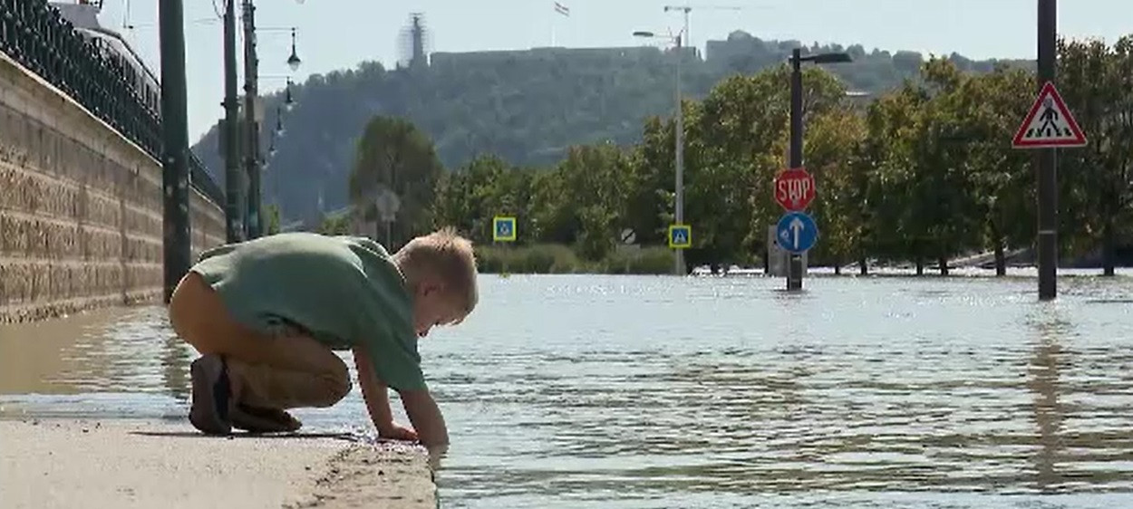 Metoda prin care maghiarii încearcă să oprească dezastrul din Budapesta. Furia Dunării a lovit și alte localități