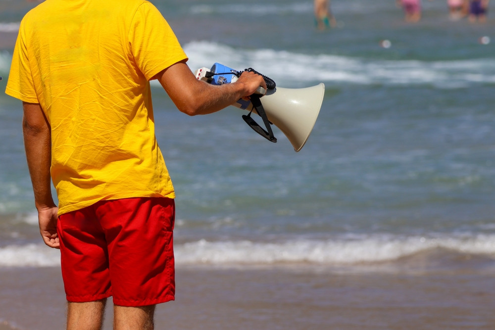 Un salvamar a fost amendat cu 1.032 de euro după ce a salvat o femeie de la înec. Explicația autorităților