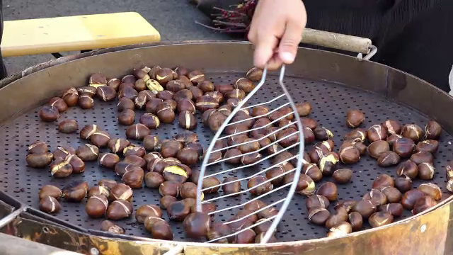 Seceta lovește producția locală: castane de import la festivalul din Baia Mare. Care sunt prețurile