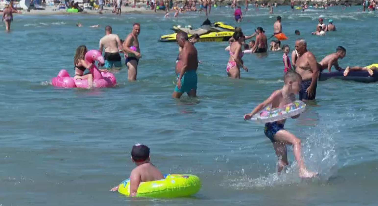 Marea e încă bună pentru o baie. Hotelurile sunt pline și în extrasezon, șezlongurile gratis, dar turiștii au o problemă