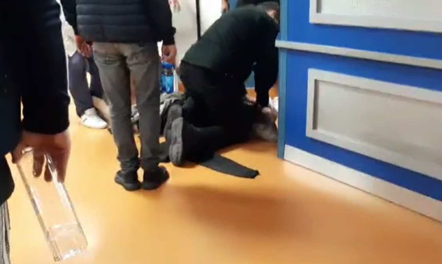 Paznic bătut de un pacient la Spitalul Județean Constanța. Polițiștii l-au imobilizat și l-au dus la secție