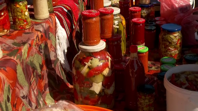 Produse locale și preparate tradiționale de sezon, prezente șa un târg în Bistrița. „M-am uitat la calitate, nu la preț”