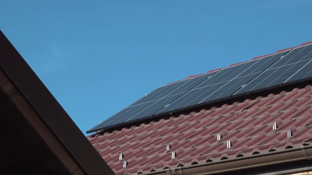 Românii caută soluții ieftine pentru a-și asigura energia și căldura în sezonul rece. Prima variantă la care apelează