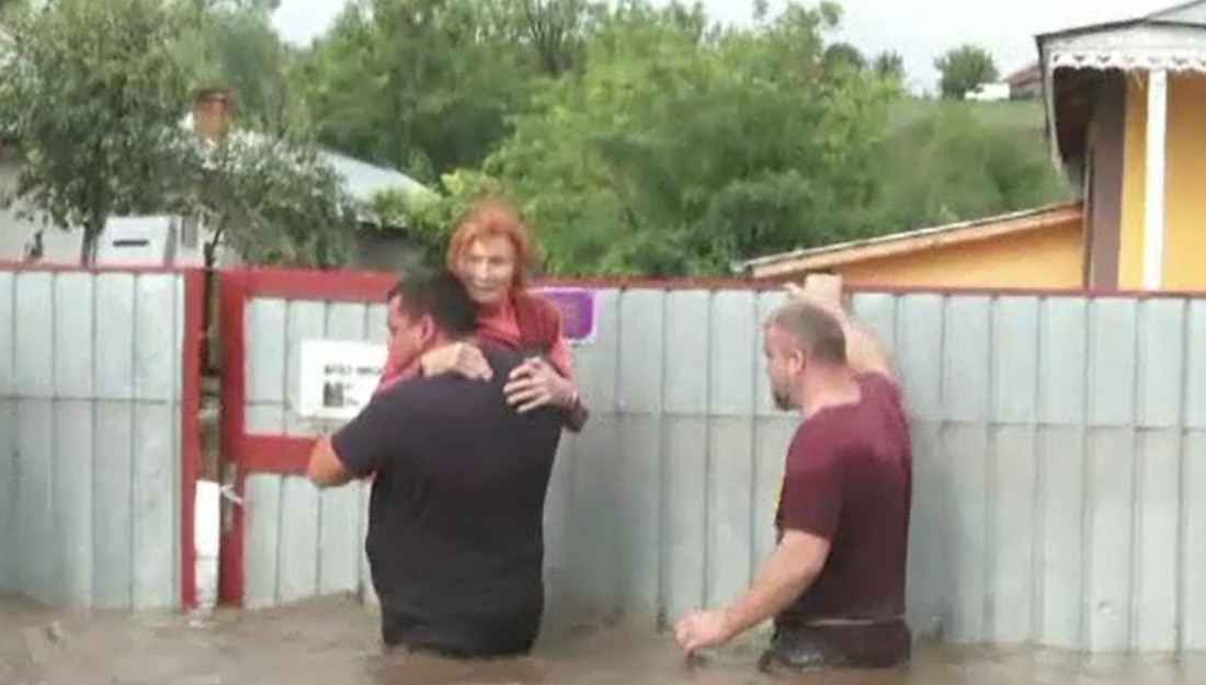 Eroi în timpul liber. Un polițist și un jandarm au salvat cel puțin 15 persoane din calea viiturii care a lovit Galațiul