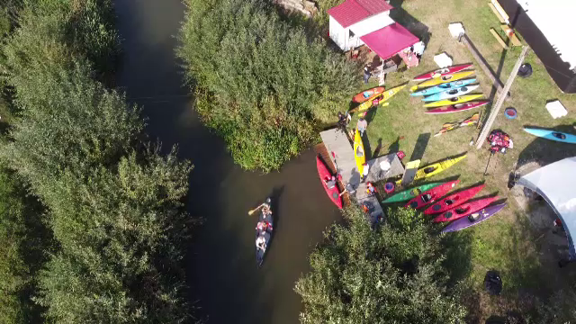 Neglijat zeci de ani, Canalul Morii a devenit traseu de plimbare cu caiacul. „Ne bucurăm că tinerii au curajul”