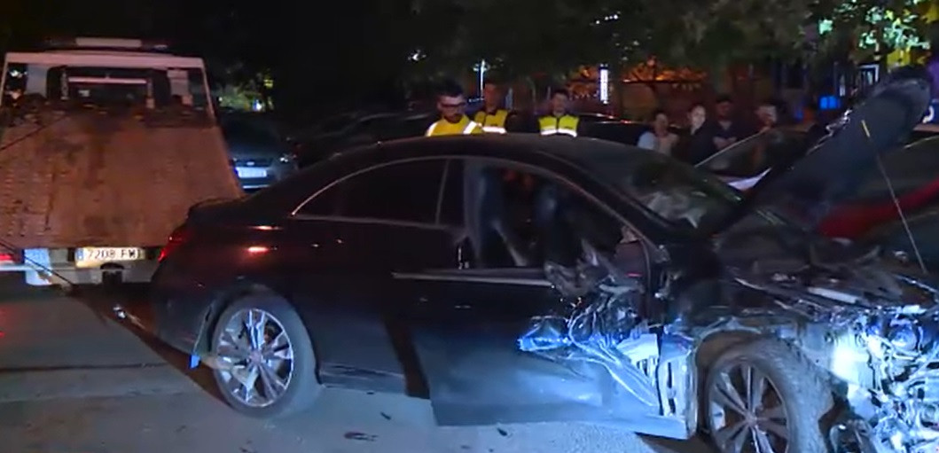 Urmărită de polițiști, o tânără de 16 ani a provocat haos pe șoselele din București. Ce pagube a provocat cu bolidul ei