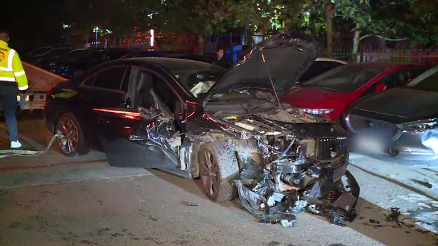 O fată de 16 ani s-a urcat la volan și a lovit cinci mașini parcate pe o stradă din București. Era urmărită de poliție