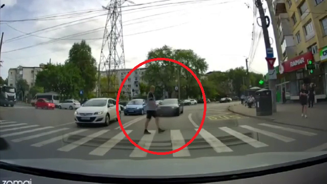 Un șofer inconștient a fost filmat în timp ce trece peste linia dublă continuă și este la un pas de a lovi un pieton, în Iași
