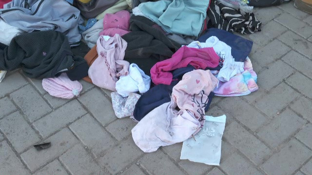 Sinistrații din Galați, afectați de inundații, au primit donații de la unii români: șosete uzate și lenjerie intimă purtată