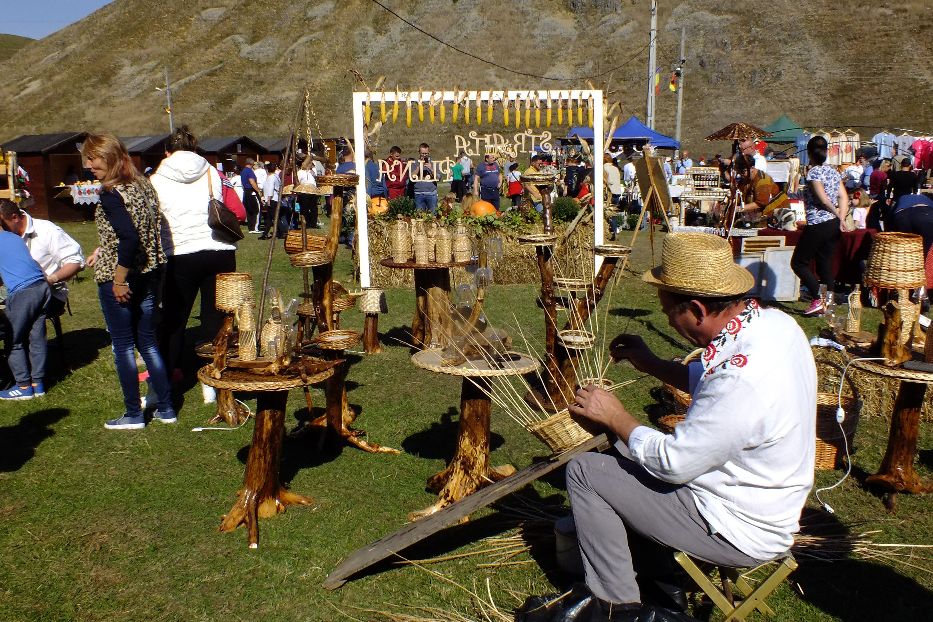 Tradiții vii și meșteșuguri uitate. Top experiențe culturale autentice din România