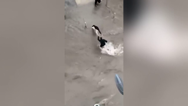 Inundații și pe străzile din Cannes. Autoritățile susțin că nu au putut prevedea așa ceva