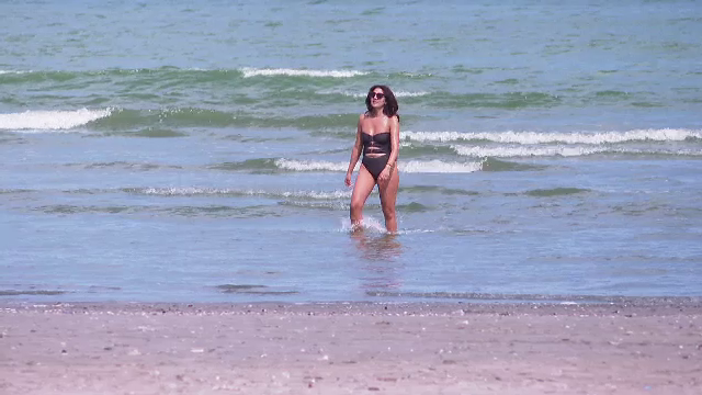 Toamna pe litoral, ca vara. Cu ce sunt ademeniți turiștii la mare, la sfârșit de septembrie: ”Ne place, e liniște”