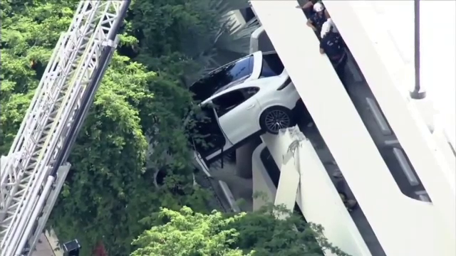 O șoferință din SUA a sfârșit cu mașina în pom, direct de la etajul 3 al unei parcări. Explicația „cascadoriei”