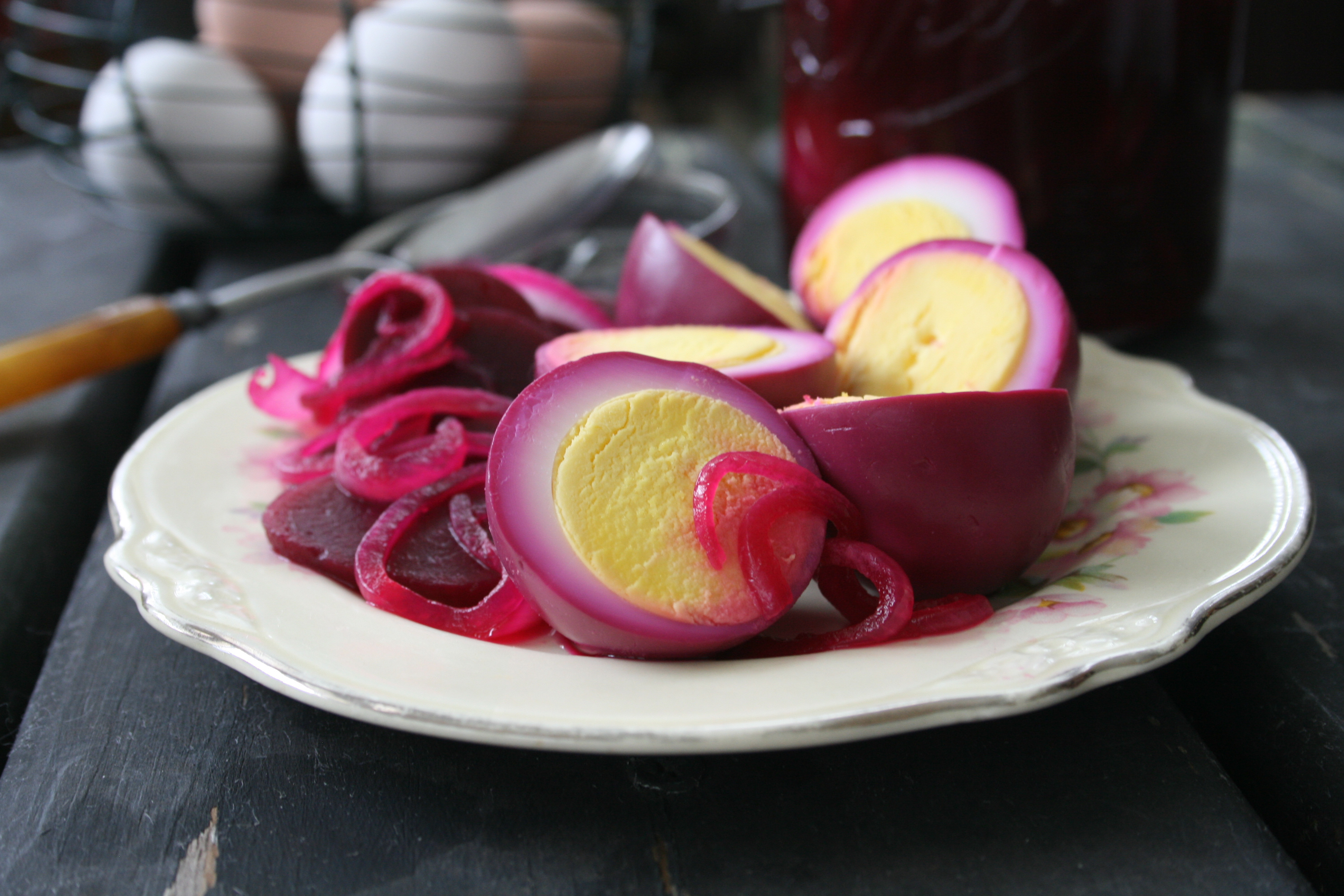 Ouă murate la borcan – rețeta simplă de ouă marinate. Cum se prepară și cum se mănâncă