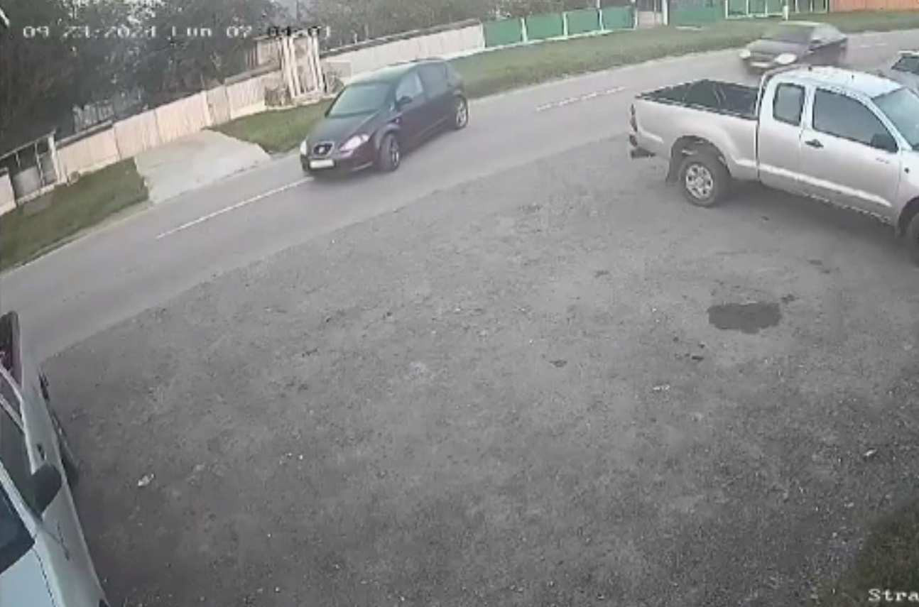 Cum a provocat un accident un șofer care a vrut să parcheze, într-un sat din Iași | VIDEO