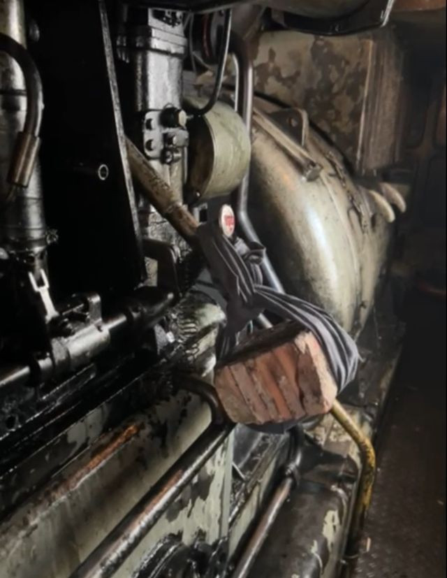 România, anul 2024. Cărămizi atârnate de motoarele ”antice” ale locomotivelor CFR Călători pentru le menține în viață