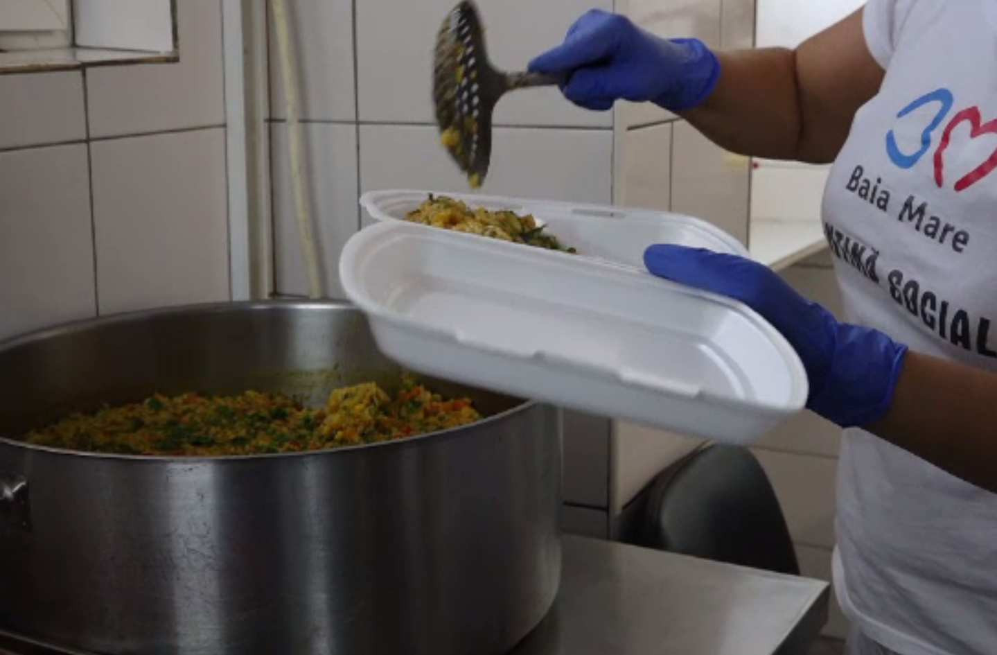 Bătrânii care depind de cantinele sociale în programul „Masă pe roți”. „2-3 lei rămâne din pensie după medicamente”