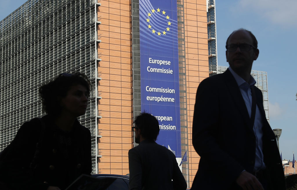 România, așteptată la Bruxelles să dea explicații despre deficitul bugetar excesiv. Cum poate strânge cureaua