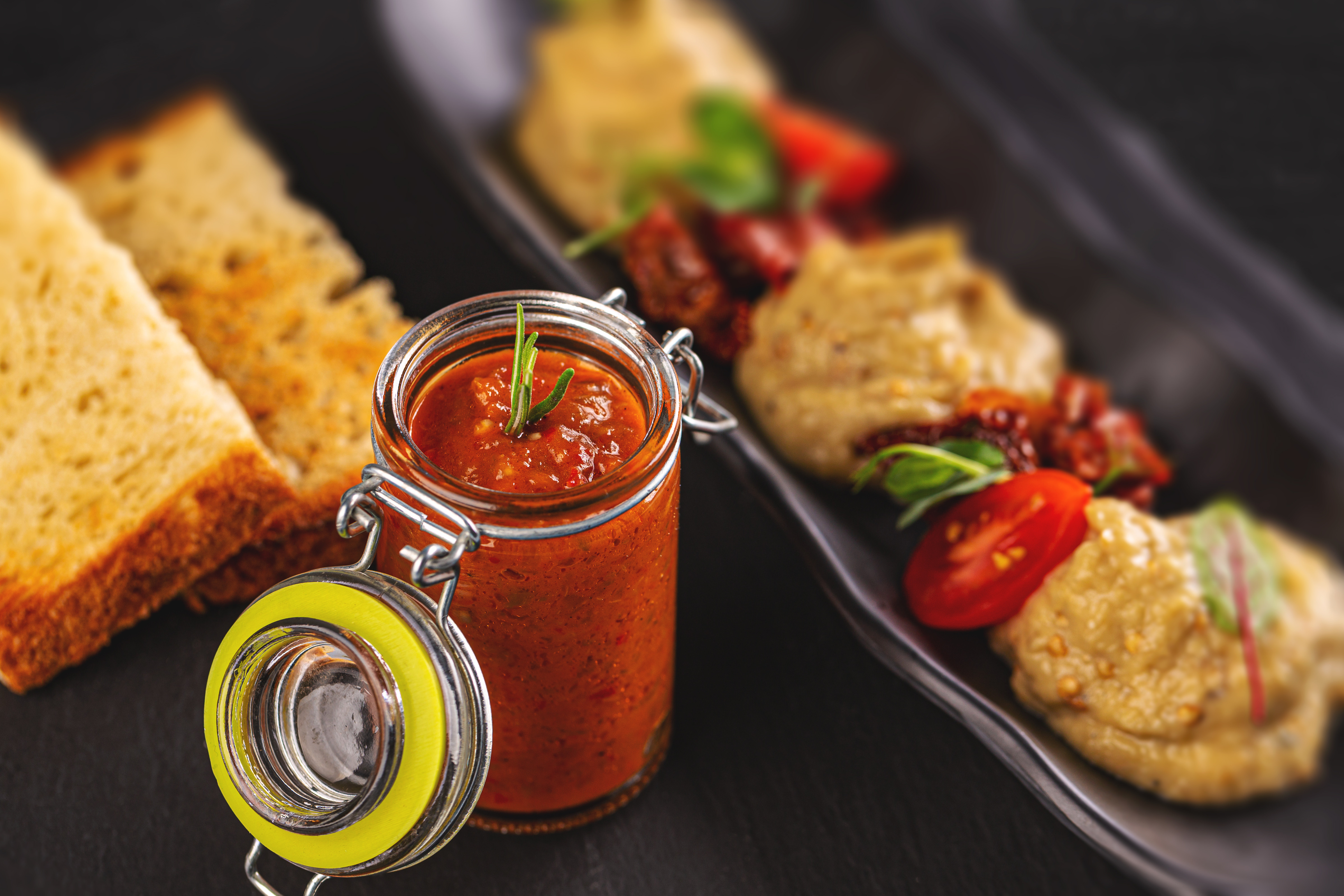 Zacusca de casă este mai scumpă în 2025. O soluție mai ieftină și sățioasă este zacusca proteică din fasole