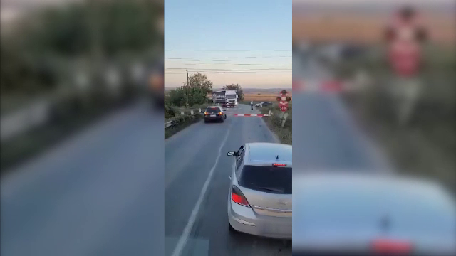 Șoferi inconștienți care ignoră semnalele și trec peste calea ferată. Poliţiştii îi caută acum, pentru că au filmări